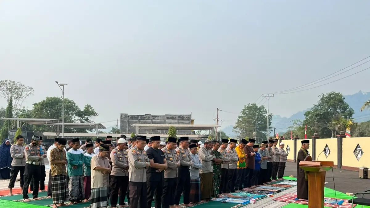 Polres Kayong Utara bersama Pemerintah Kabupaten Kayong Utara menggelar salat Istisqa dan Doa Bersama di halaman Mapolres Kayong Utara, Sukadana. 