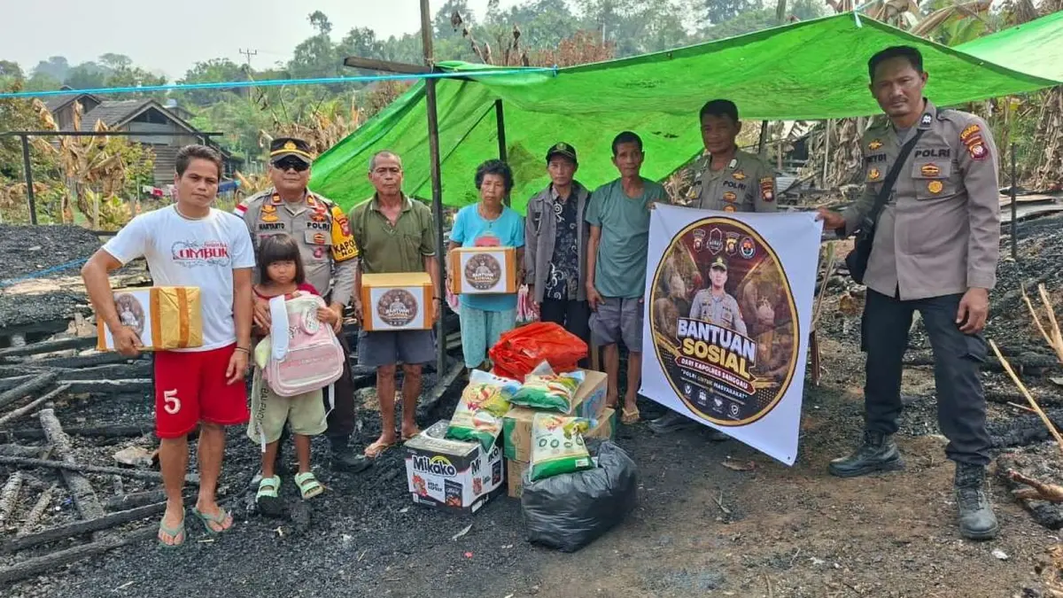 Polsek Noyan menyalurkan bantuan kebutuhan pokok kepada warga korban kebakaran rumah di Dusun Ngira, Desa Semongan, Kecamatan Noyan, Kabupaten Sanggau, Kamis (13/8). (ISTIMEWA)