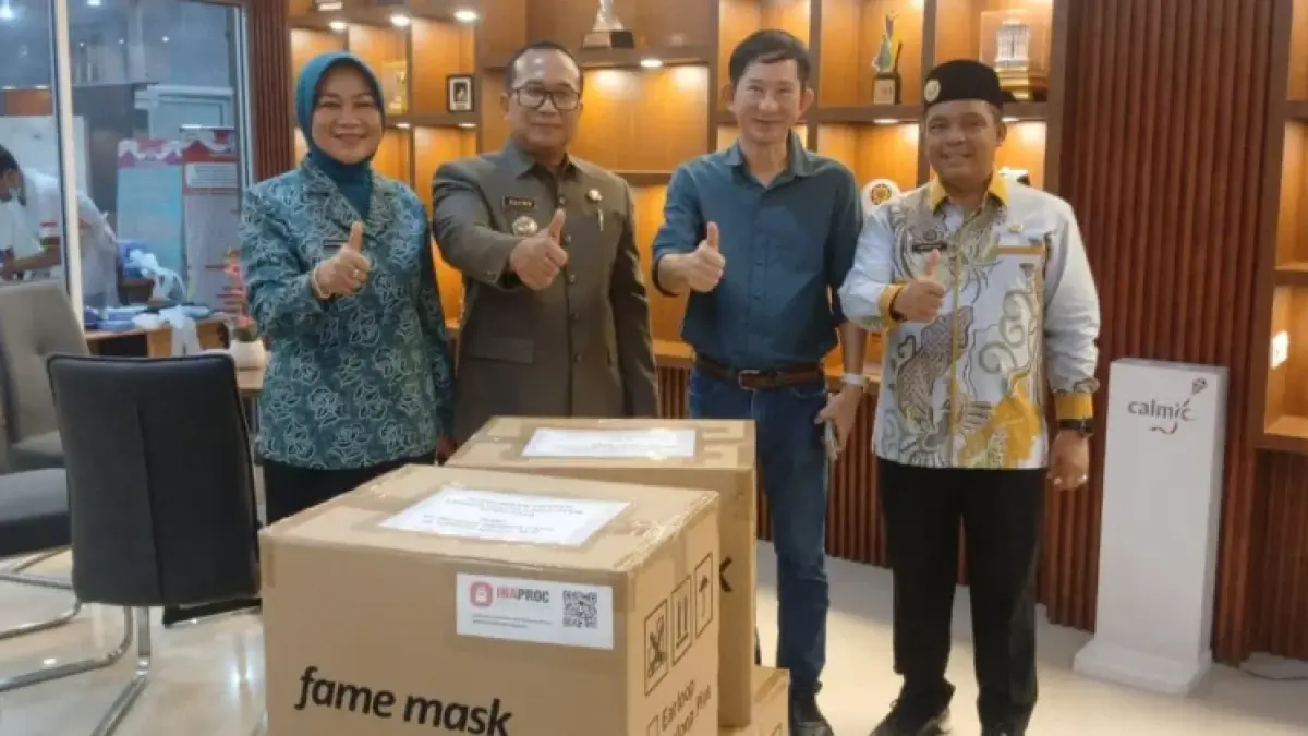 PT Insight Medica Fame memberikan sumbangan 10.000 masker ke[ada Pemkab Kubu Raya yang nantinya akan dibagikan kepada masyarakat, Bantuan tersebut diserahkan di kantor Bupati Kubu Raya, Jumat (14/8/2026). (Diskominfo Kubu Raya)