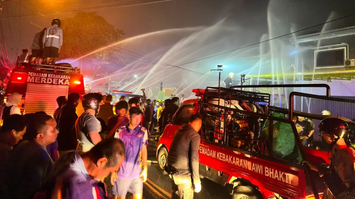 RUKO TERBAKAR: Petugas pemadam kebakaran berjibaku memadamkan api yang menghanguskan tujuh pintu ruko di Jalan Dr Wahidin, Pontianak, Kamis (13/8) malam.  / IST