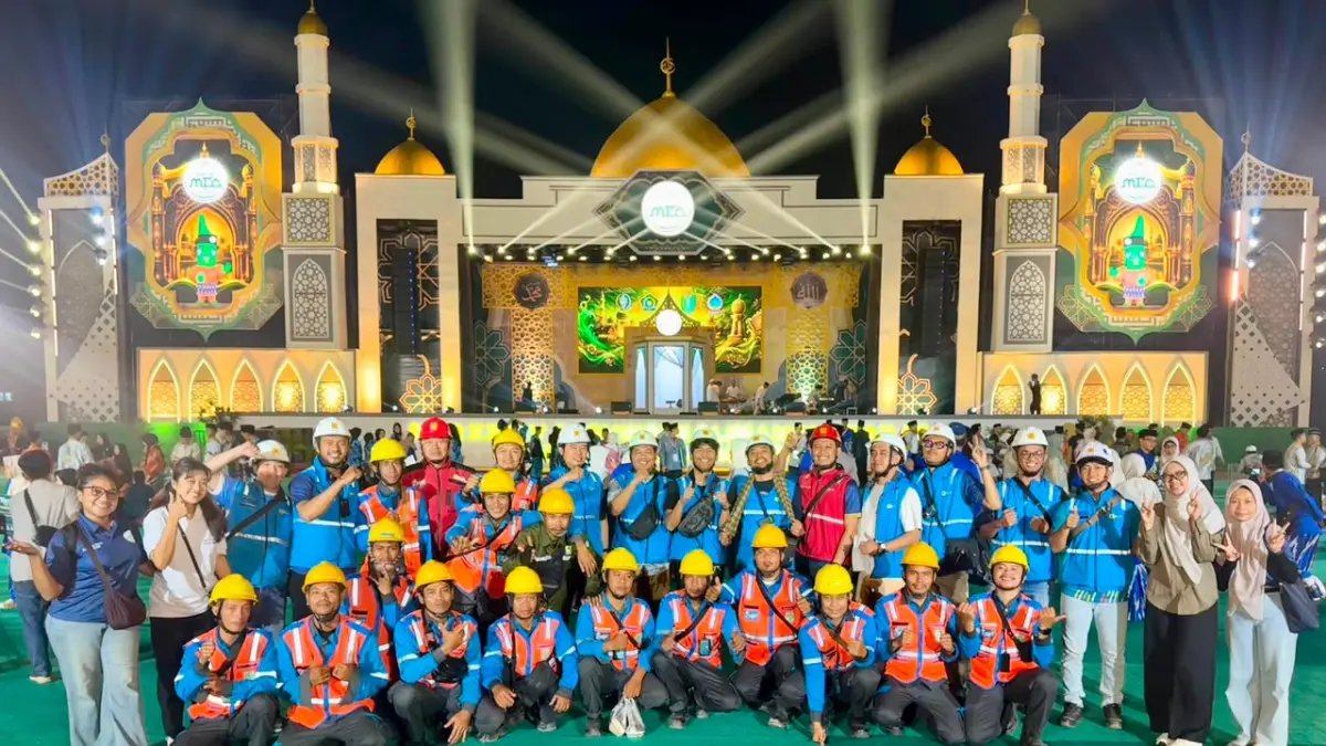 Senyum bahagia petugas PLN usai menuntaskan pengamanan kelistrikan MTQ XXXIV Tingkat Provinsi Kalimantan Barat di Kabupaten Kayong Utara. Dengan kesiapsiagaan personel dan dukungan sistem yang prima, PLN berhasil menghadirkan pasokan listrik andal tanpa kedip sejak pembukaan hingga penutupan, sehingga seluruh rangkaian kegiatan MTQ dapat berlangsung aman, lancar, dan khidmat.