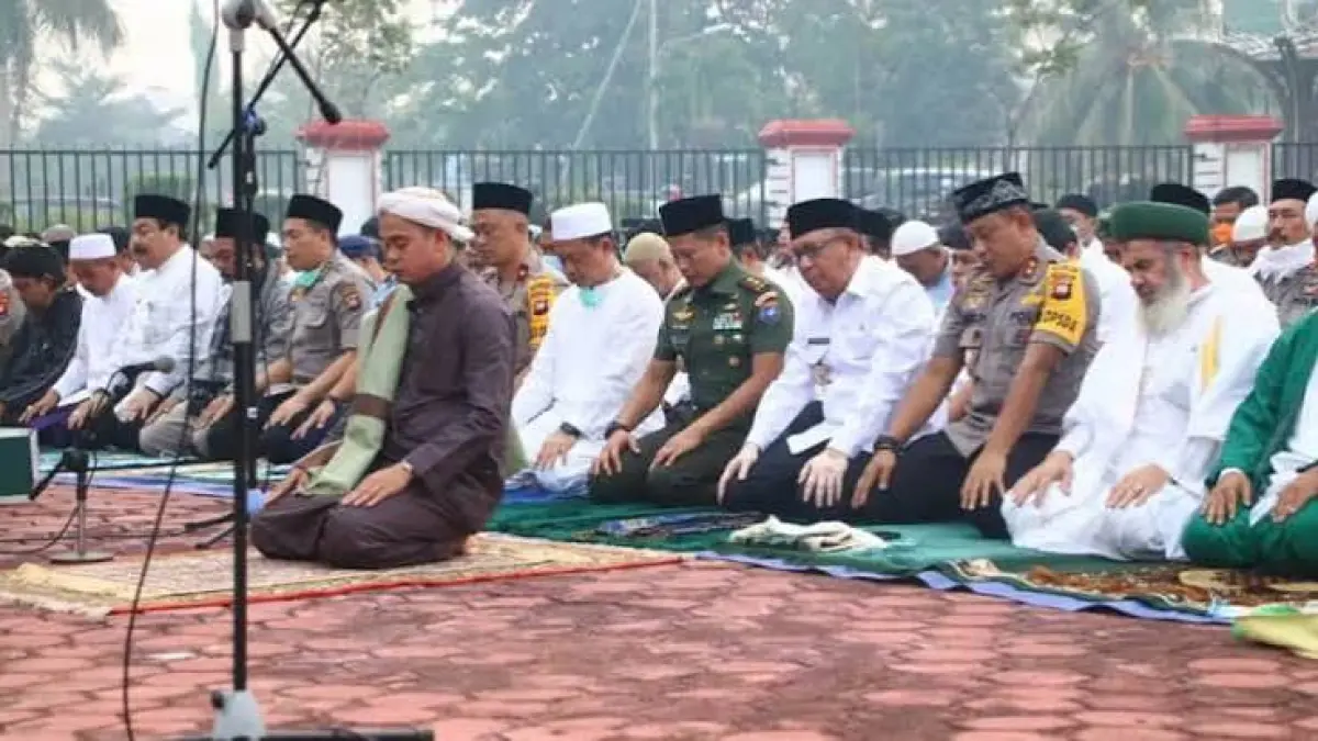 Umat Islam melaksanakan salat istisqa secara berjemaah sebagai ikhtiar memohon turunnya hujan saat kemarau panjang. (DOK PONTIANAK POST)

&nbsp;