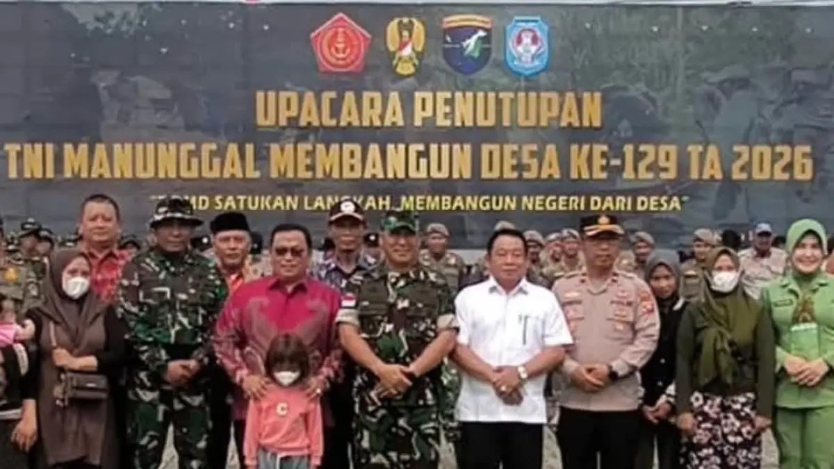 Wakil Bupati Kubu Raya Sukiryanto bersama jajaran TNI saat penutupan TMMD Imbangan ke-129 TA 2026 di Desa Pal IX, Kecamatan Sungai Kakap. 