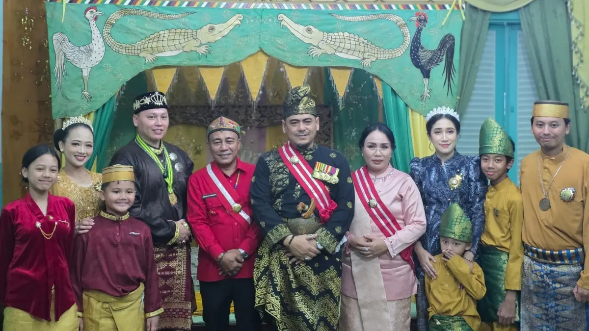 Wakil Gubenur Krisantus Kurniawan berfoto bersama saat menghadiri malam penutupan Festival Robo-Robo 2026 sekaligus Penganugerahan Gelar Kekerabatan Kerajaan Mempawah di Keraton Amantubillah, Mempawah. (Adpim Pemprov Kalbar)
