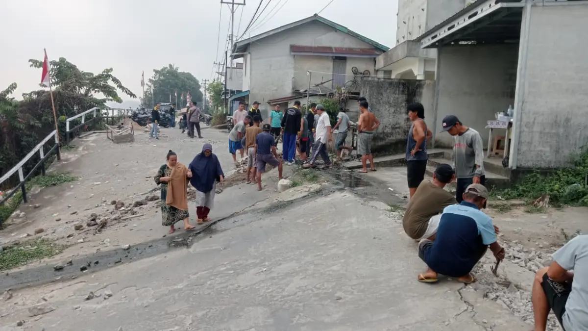 Warga bergotong royong memperbaiki jembatan darurat Longkam yang sebagian ambruk akibat abrasi Sungai Kapuas di Dusun Kapuas, Desa Sungai Ringin, Sekadau Hilir, Jumat (14/8/2026).