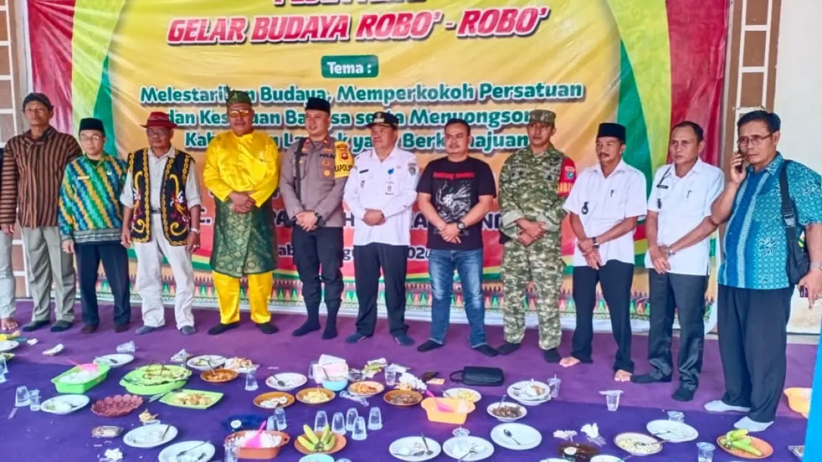 Warga Desa Karangan, Kecamatan Mempawah Hulu, menggelar pesta gelar adat budaya Robo-Robo, Rabu (12/8). (ISTIMEWA)