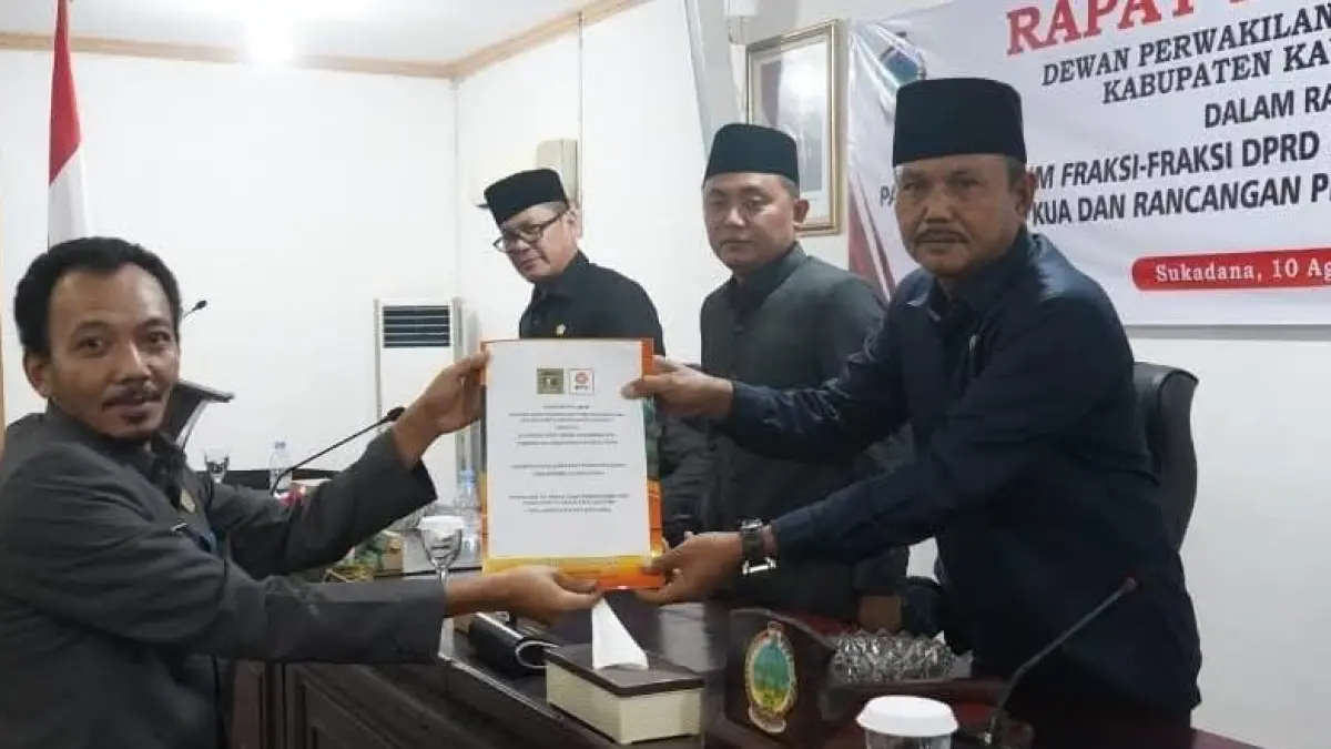 Yulisman usai menyampaikan Pandangan Umum Fraksi pada Rapat Paripurna DPRD Kabupaten Kayong Utara terhadap Rancangan Kebijakan Umum APBD dan Prioritas Plafon Anggaran Sementara (KUA PPAS) APBD Tahun Anggaran 2027, Senin (10/08). (ISTIMEWA)
 
