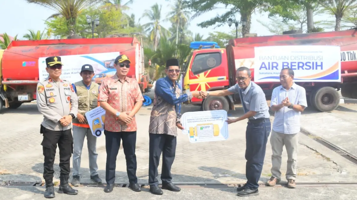 Bersama Kawasan Industri Pulau Penebang (KIPP), Pemkab menerima dukungan strategis dua unit armada truk air (water truck) dan sarana penunjang lainnya di pelataran Masjid Agung Oesman Al-Khair, Sukadana, Jumat (14/8). (PROKOPIM)