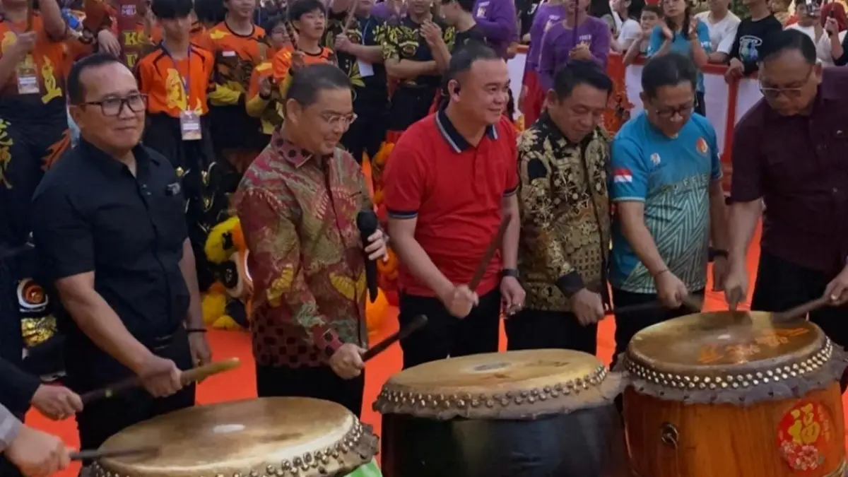 Gubernur Kalimantan Barat didampingi Bupati Kubu Raya, Ketua Umum MABT Indonesia, Ketua DPRD Kubu Raya, dan tamu undangan membuka Turnamen Independent Cup V di Gaia Bumi Raya City Mall, Kubu Raya, Sabtu (15/8). (WANDI/PONTIANAK POST)