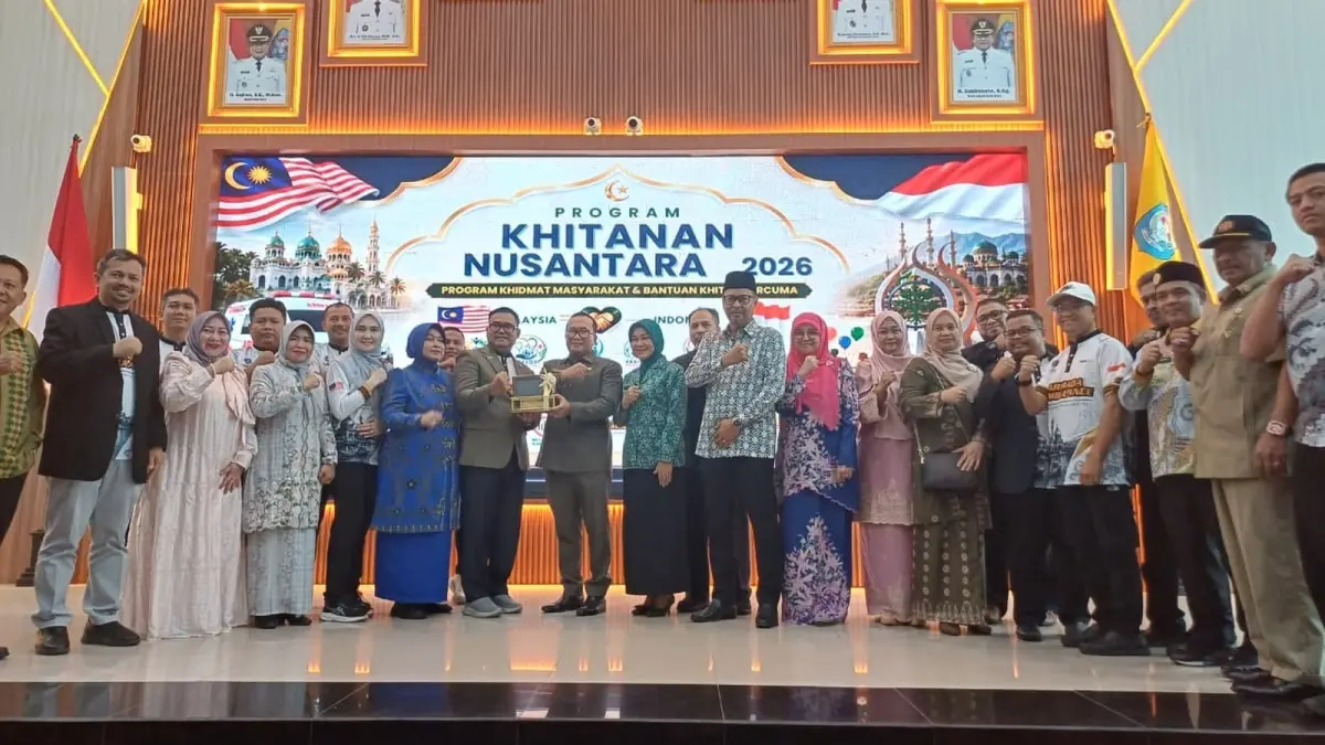 Bupati Kubu Raya Sujiwo bersama tim medis dari Terengganu, Malaysia, dalam kegiatan Khitanan Nusantara di Aula Praja Utama, Jumat (14/8). Sebanyak 91 anak mengikuti khitanan gratis hasil kolaborasi Dinkes Kubu Raya dan Pertubuhan Penolong Pegawai Perubatan Terengganu. (ASHRI ISNAINI/PONTIANAK POST)