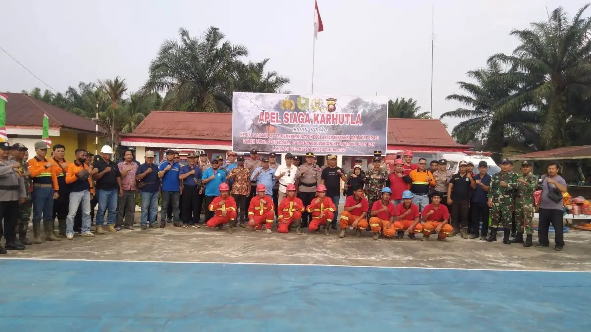 Kapolsek Meliau IPTU Supar bersama unsur TNI, pemerintah kecamatan, pemerintah desa dan perwakilan perusahaan mengikuti Apel Siaga Karhutla di halaman Polsek Meliau, Jumat (14/8). (ISTIMEWA)