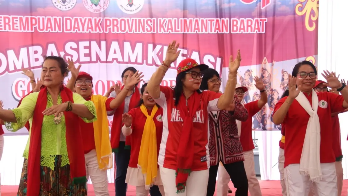 Ketua I Bidang Pembinaan Karakter Keluarga TP PKK Provinsi Kalbar, Donata Dirasig Krisantus Kurniawan (bertopi) sedang melakukan senam di sela-sela pembukaan Lomba Senam Borneo yang digelar Lembaga Perempuan Dayak (LPD) Kalbar. (Adpim Pemprov Kalbar)