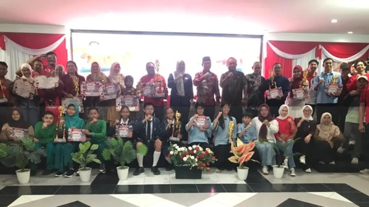 Para pemenang sejumlah perlombaan, mulai dari pembacaan Teks Pancasila tingkat RA/TK, pembacaan Teks Proklamasi tingkat SD/MI, hingga LCC tingkat SMP/MTs dan guru usai penyerahan piala dan hadiah, Kamis (13/8). 