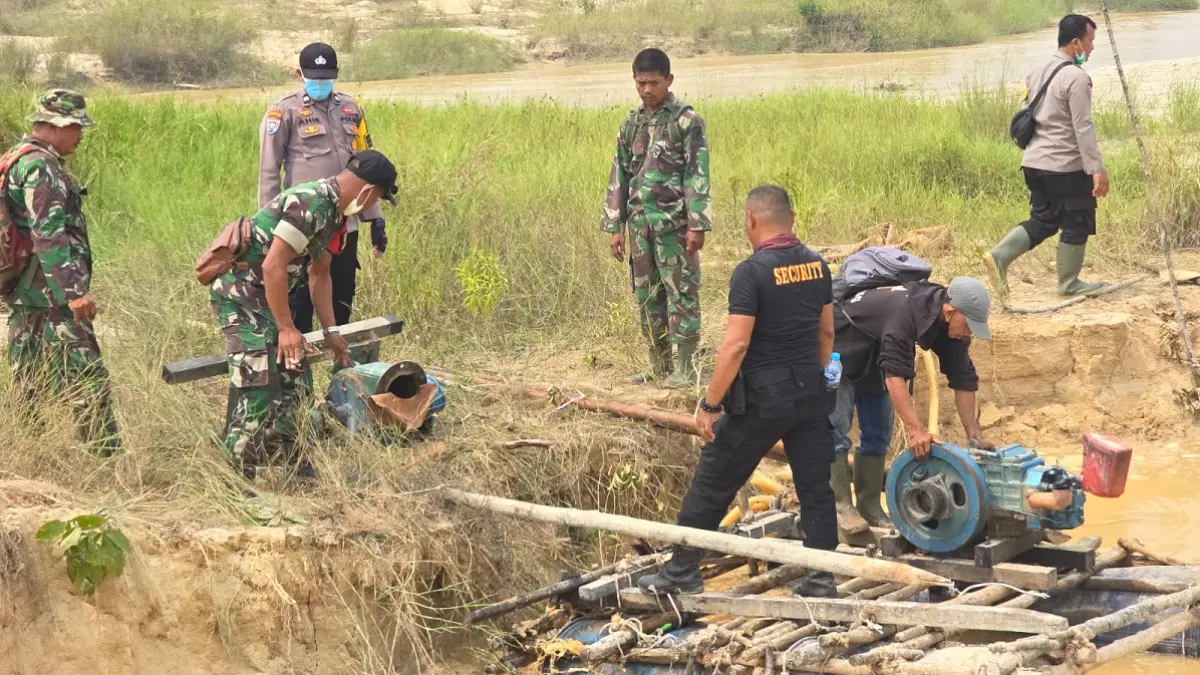 Polisi mengamankan peralatan PETI di area perkebunan perusahaan di Kecamatan Mandor Kabupaten Landak pada Kamis (13/8).  (HUMAS POLRES LANDAK)