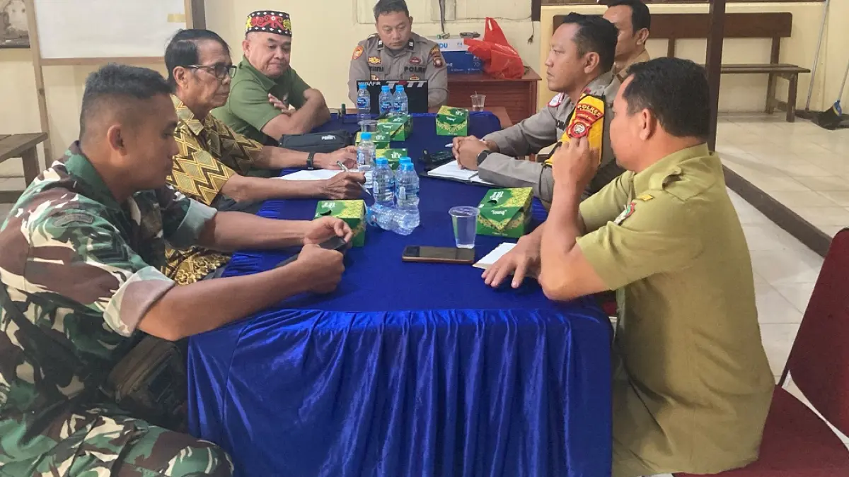 Polsek Menyuke bersama Forkopincam menggelar diskusi penanganan PETI di wilayah tersebut (11/8). (HUMAS POLRES LANDAK)