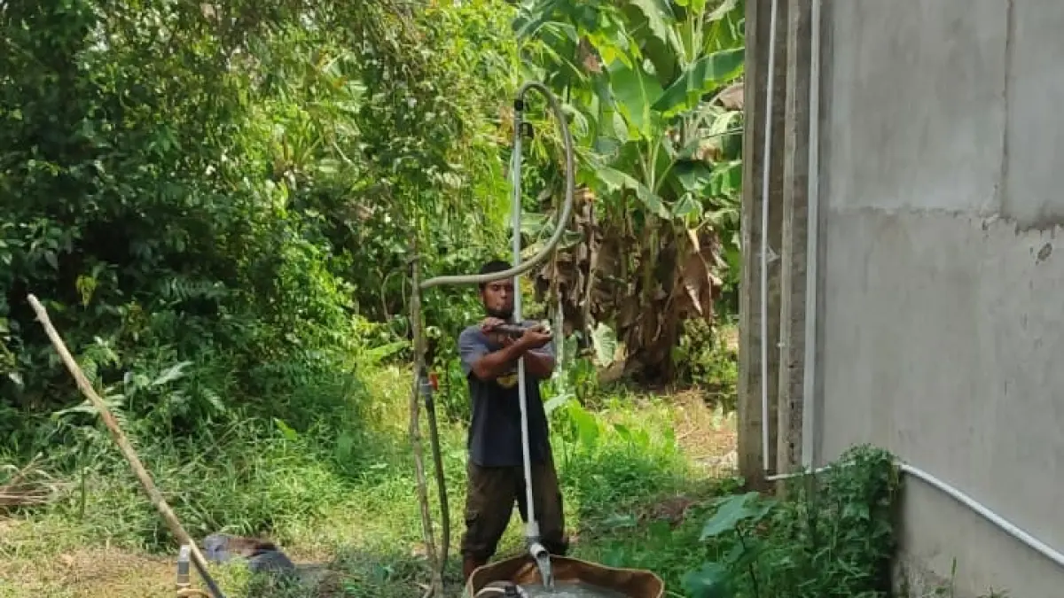 Proses pengeboran sumur bor untuk mencari sumber air bersih bagi sekitar 600 santri Pondok Pesantren Darul Hidayah, Desa Rasau Jaya Patok 5, Kubu Raya. Pengeboran baru menemukan sumber air pada titik kelima.