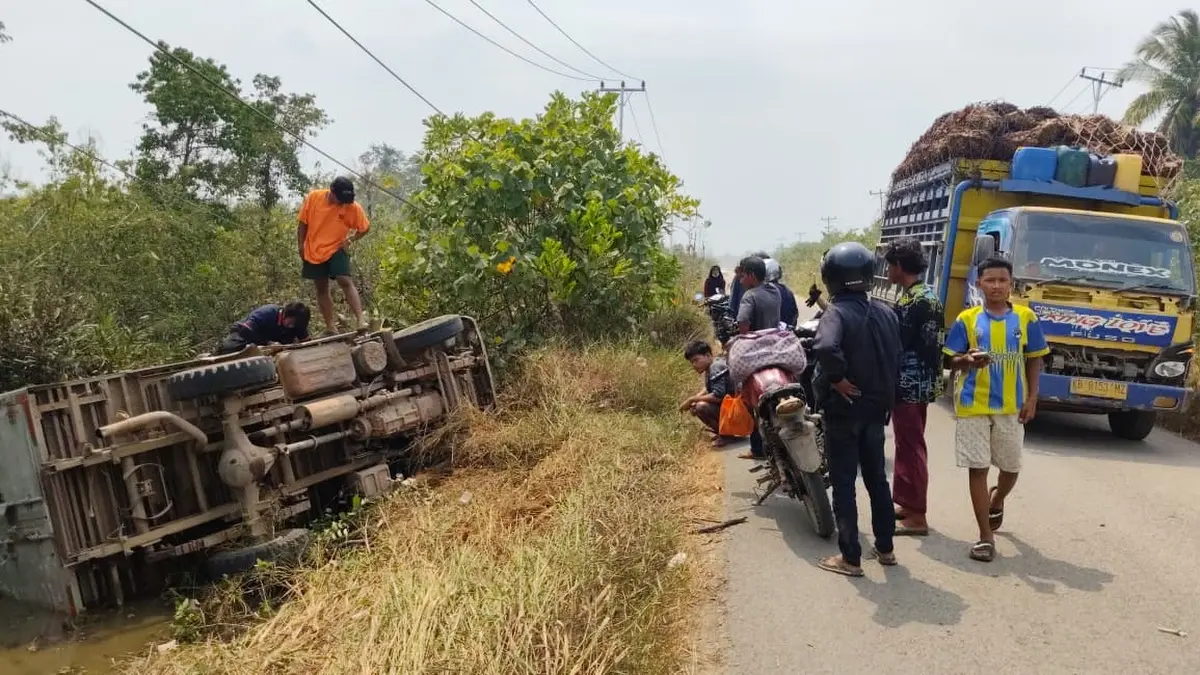 Sebuah pikap bermuatan sembako terperosok ke parit di Jalan Raya Kecamatan Sukadana Kabupaten Kayong Utara pada Sabtu (15/8). (ISTIMEWA)