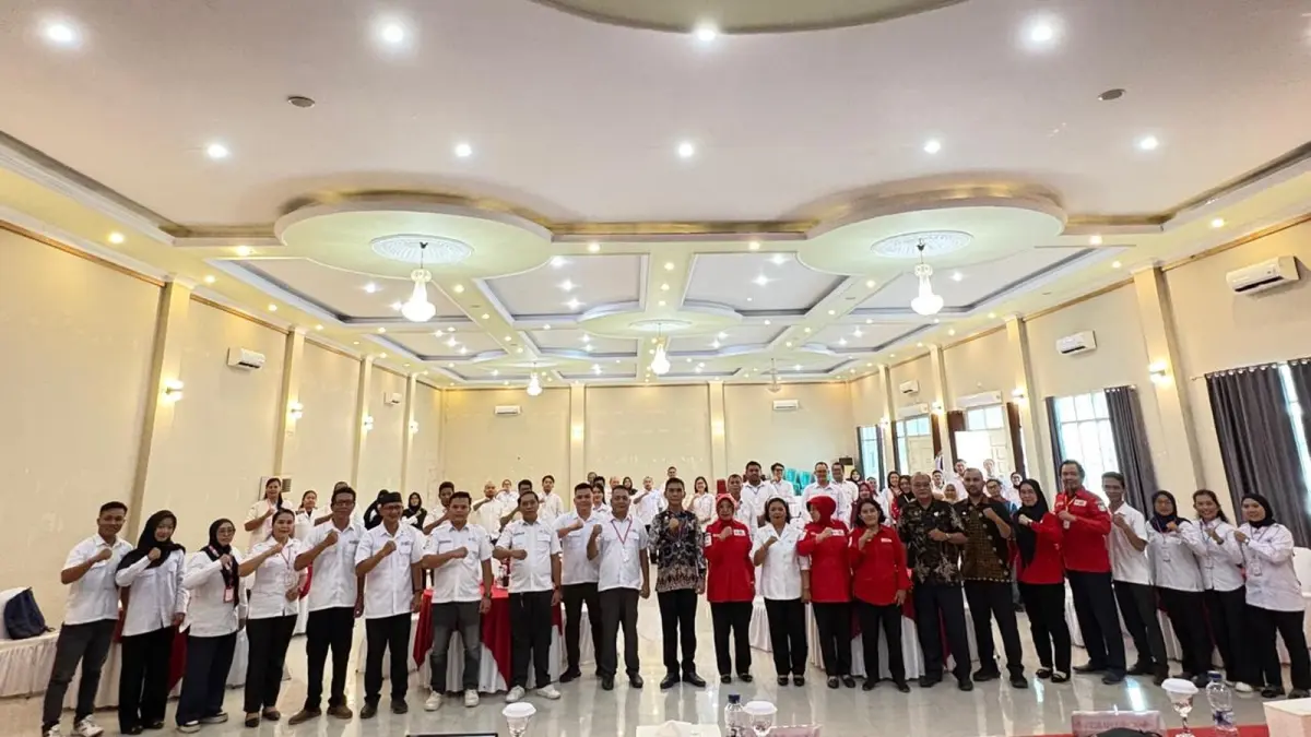 Seluruh peserta dan pengurus PMI Kabupaten Sanggau bersama tamu undangan berfoto bersama usai pembukaan Musyawarah Kabupaten (Muskab) X PMI Kabupaten Sanggau Tahun 2026 di Aula Hotel Grand Narita Sanggau, Jumat (14/8) .(ISTIMEWA)