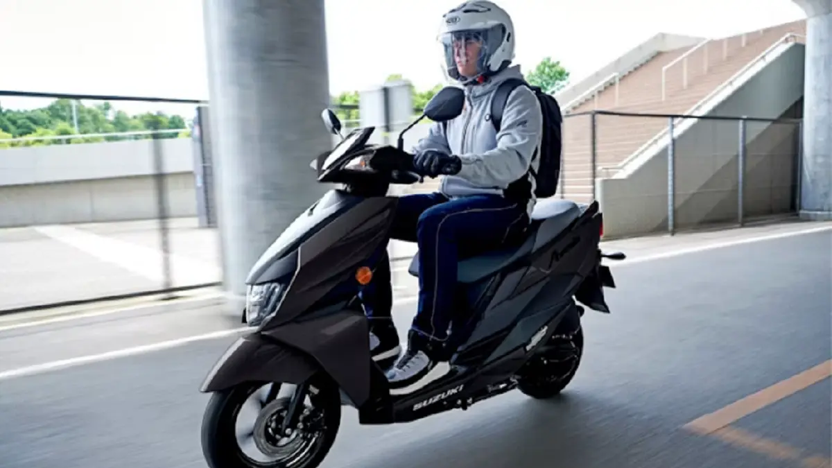 Suzuki Avenis 125 menawarkan skuter praktis dengan mesin 124 cc, konsumsi bahan bakar 148,7 mpg, dan bagasi 21,5 liter. (BENNETTS.CO.UK)