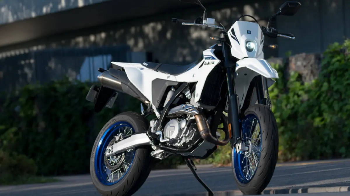 Suzuki DR-Z4SM merupakan supermoto berbasis DR-Z4S dengan roda 17 inci dan karakter berkendara agresif di jalan aspal. (RESPONSE.JP)