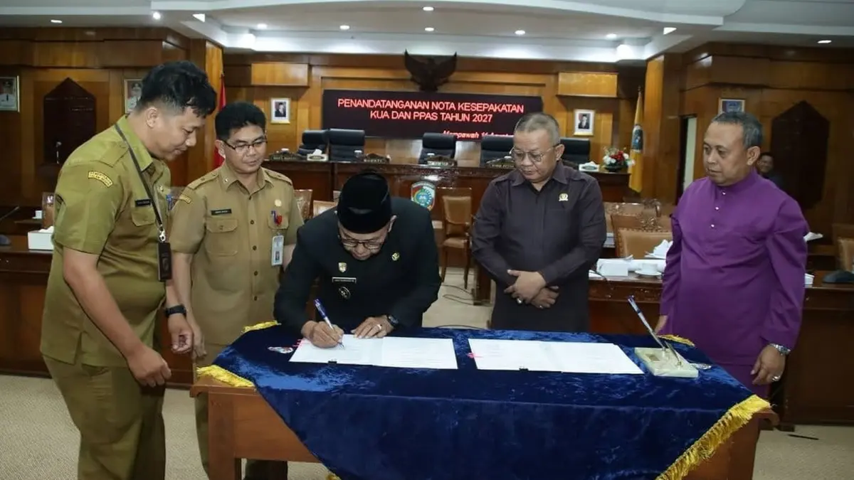 Wabup Mempawah, Juli Suryadi saat menandatangani nota kesepakatan KUA-PPAS. (ISTIMEWA)