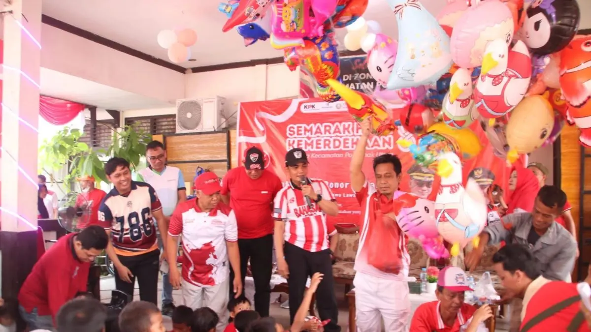Wakil Wali Kota Pontianak Bahasan saat menghadiri kegiatan jalan sehat bersama warga di Kecamatan Pontianak Utara, Sabtu (15/8/2026). (Pemkot Pontianak)