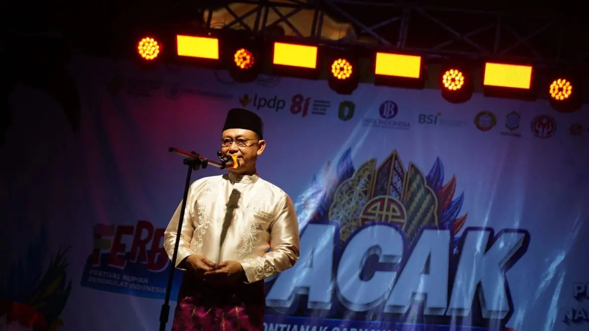 Wali Kota Edi Rusdi Kamtono saat membuka Pontianak Carnaval Khatulistiwa 2026 di Jalan Diponegoro, Jumat (14/8/2026). Agenda ini berlangsung hingga 17 Agustus 2026 dan menghadirkan berbagai lomba. (Pemkot Pontianak)