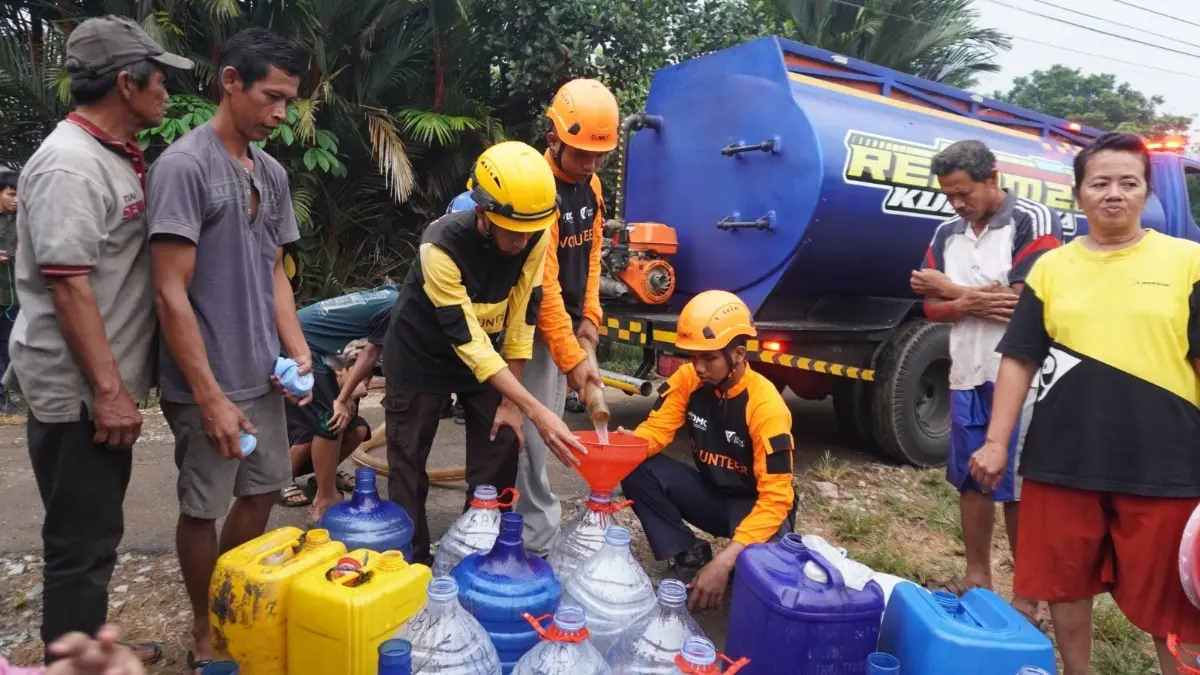 Warga Dusun Sidomulyo, Desa Limbung, Kecamatan Sungai Raya, Kabupaten Kubu Raya mengantre untuk mendapatkan air bersih beberapa waktu lalu. (ISTIMEWA)