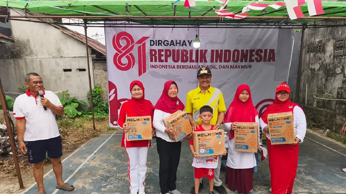 Kepala Desa Teluk Kapuas, Abdul Halim bersama warga RT 02 Komplek BTN Teluk Mulus yang mendapatkan doorprize alat elektronik. (CHAIRUNNISYA/PONTIANAK POST)