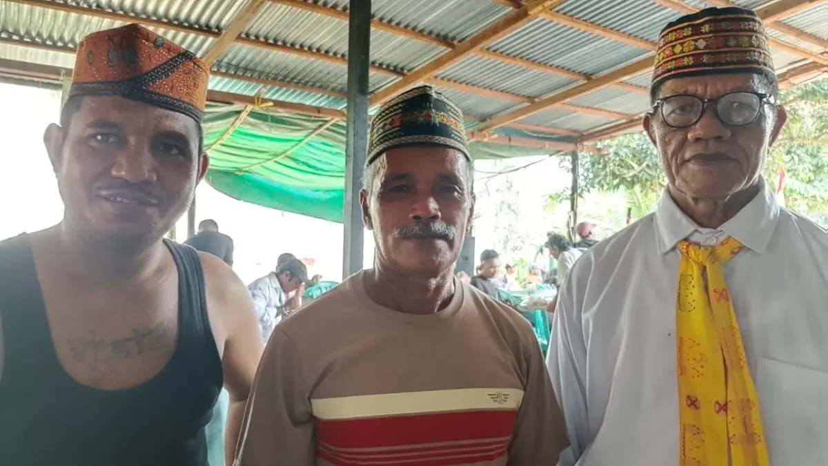 Ketua Panitia Penti Manggarai di Kota Pontianak, Vitalis Telang bersama Clemes Garun dan Ignasius Madur, pemandu ritual adat Penti Manggarai di Pontianak. (BAS ANDREAS/PONTIANAK POST)