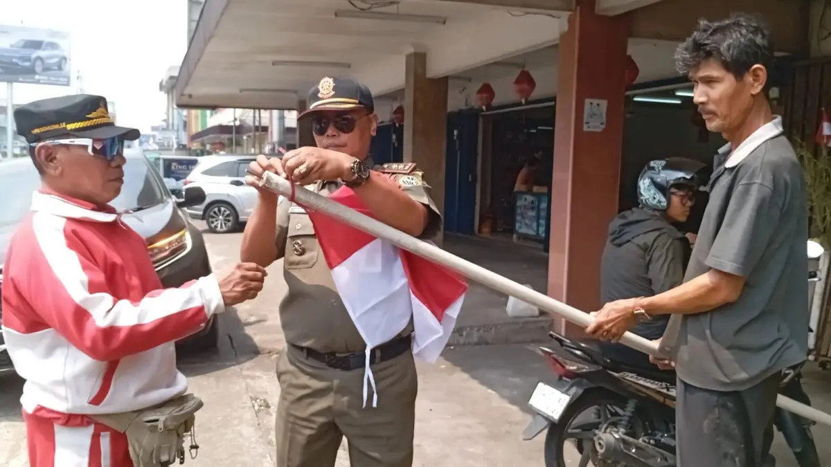 Pemkot Pontianak melalui Inspektorat bersama Satpol PP dan unsur masyarakat melakukan pengawasan serta penertiban pemasangan Bendera Merah Putih, Minggu (16/8/2026). (Pemkot Pontianak)