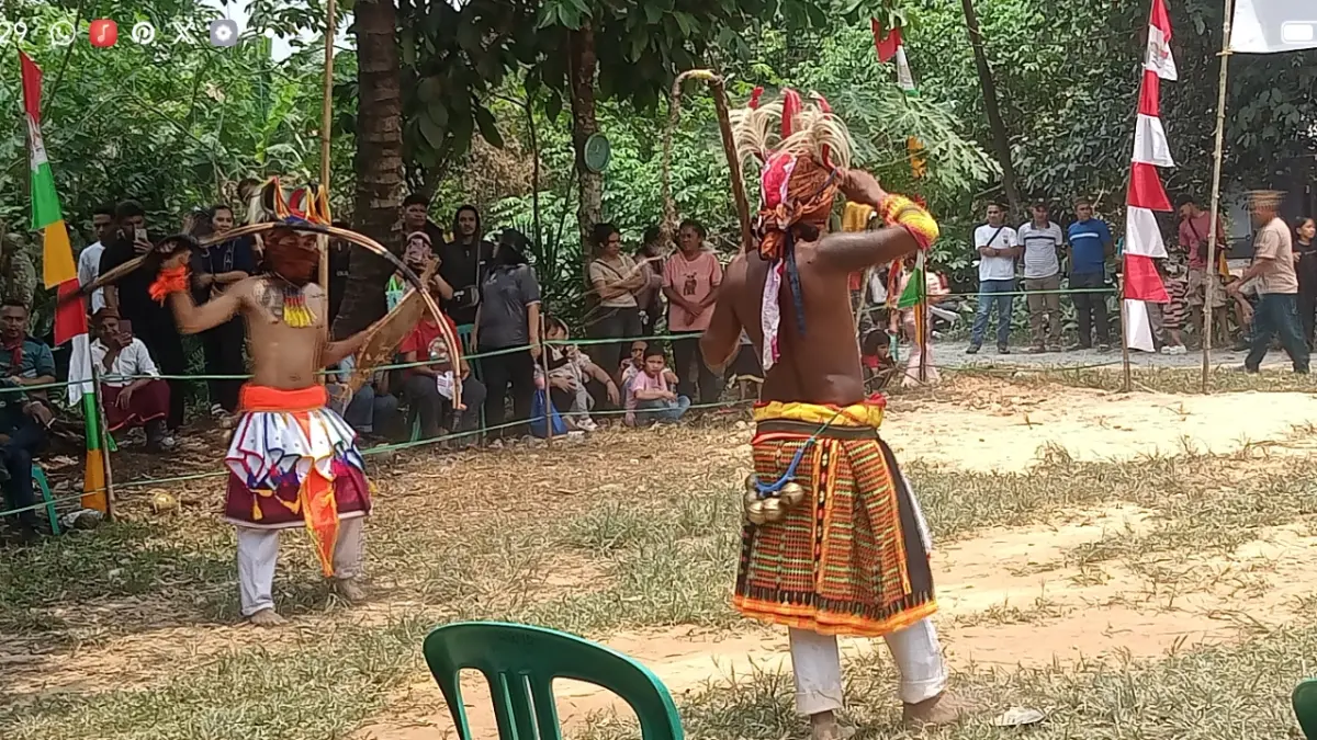 Permainan Caci digelar dalam perayaan Penti oleh keluarga Manggarai, Flores, NTT di Pontianak.