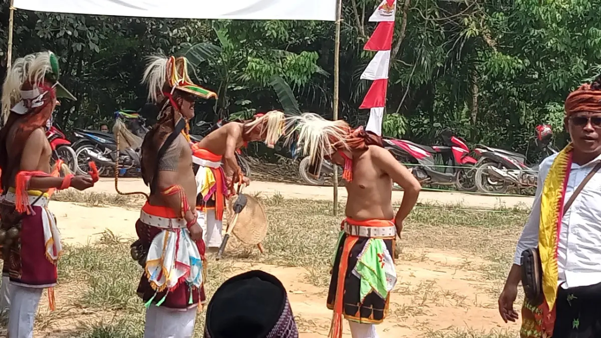Permainan Caci diikuti para pemuda Manggarai di Pontianak, Kubu Raya, Tayan dan Bengkayang. (BAS ANDREAS / PONTIANAK POST)