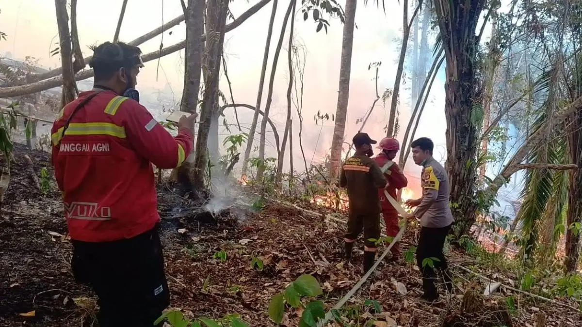 Petugas berupaya keras memadamkan api kebakaran hutan dan lahan (karhutla) yang melanda kawasan semak belukar di Dusun Kayutunu, Desa Sungai Muntik, Kecamatan Kapuas, Kabupaten Sanggau, Sabtu (15/8/2026). (Humas Polri)