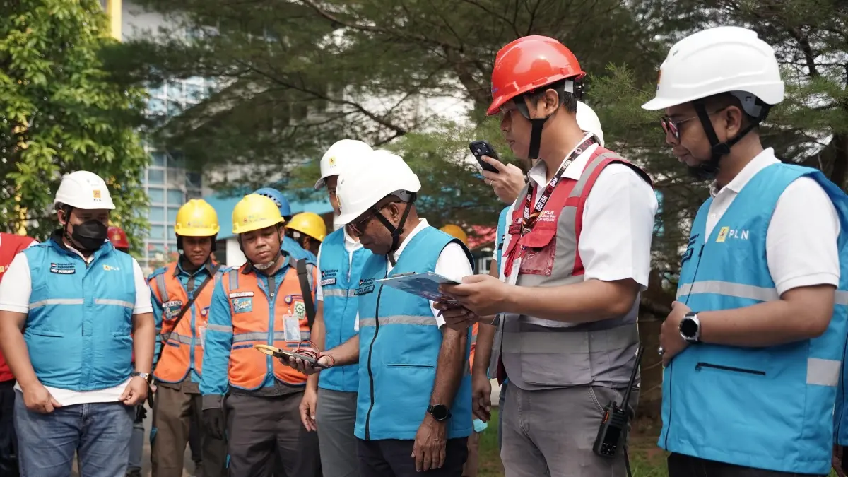 Senior Manager Distribusi PLN UID Kalimantan Barat, Salmon Kareth (ketiga dari kanan), melakukan pengecekan langsung terhadap salah satu peralatan Petugas Pelayanan Teknik untuk memastikan alat tersebut berfungsi dengan baik. (PLN FOR PONTIANAK POST)