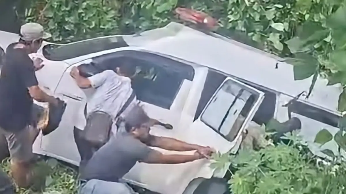 Tangkapan layar video warga berusaha mengevakuasi sopir ambulans yang masuk jurang di Meliau Kabupaten Sanggau pada Minggu (16/8). (INSTAGRAM/@liputanpontianak)