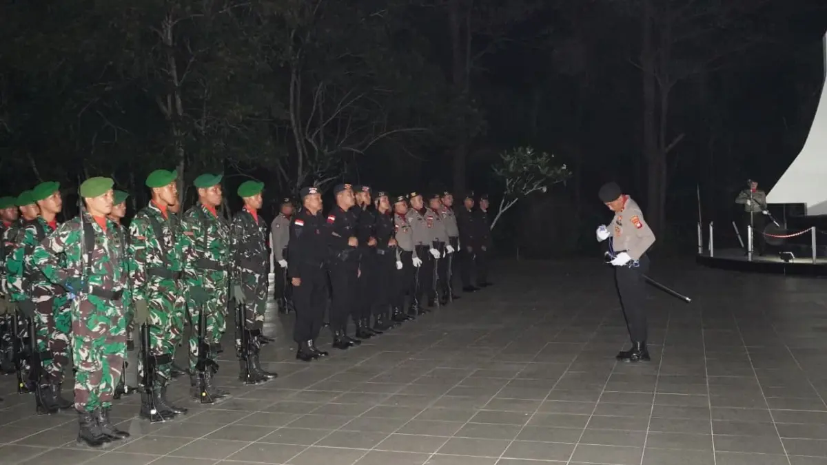 Suasana khidmat Apel Kehormatan dan Renungan Suci (AKRS) yang digelar Jajaran Forkopimda dan Pemkab Sanggau di Taman Makam Pahlawan (TMP) Patriot Bangsa, Sanggau, Minggu (16/8/2026) malam. Kegiatan yang dipimpin Kapolres Sanggau AKBP Kadek Ary Mahardika ini dilaksanakan dalam rangka memperingati HUT ke-81 Kemerdekaan Republik Indonesia sekaligus mengenang jasa serta pengorbanan para pahlawan bangsa.