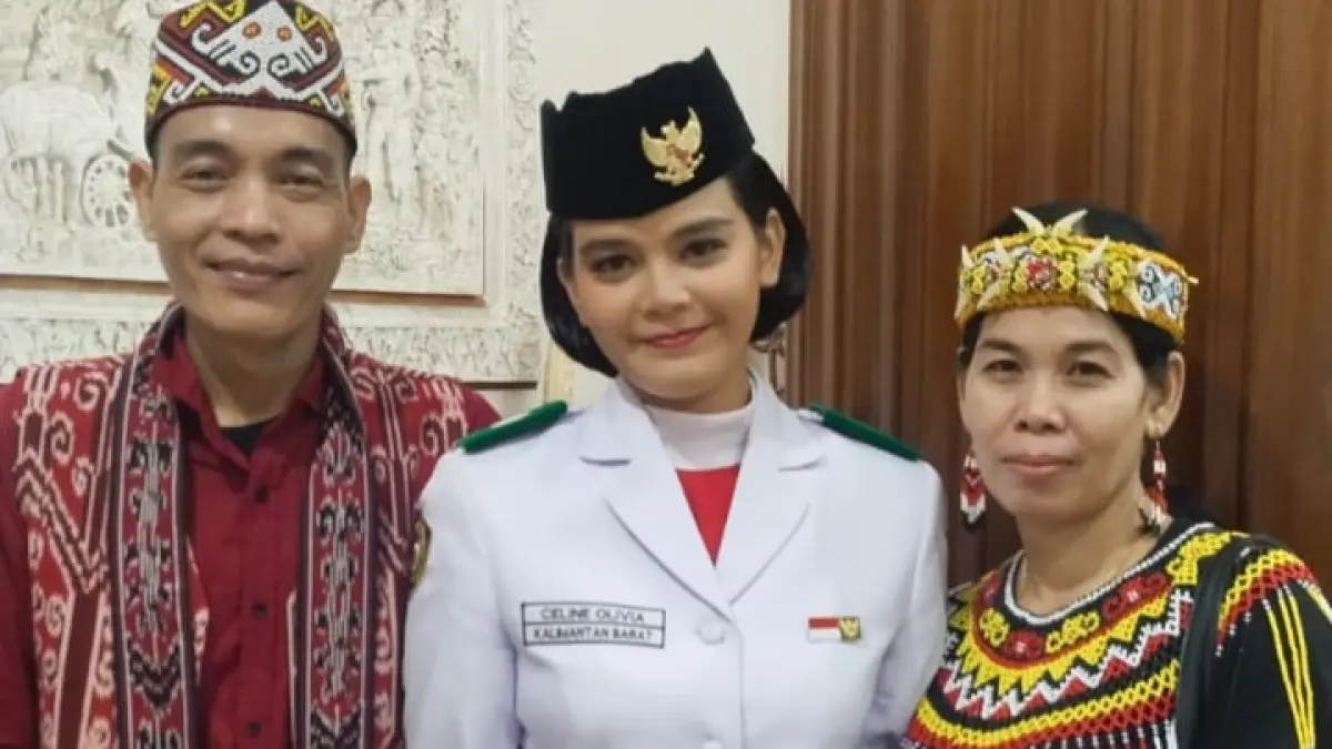BANGGA: Celine Olivia Apriani Theo, siswi SMKN 5 Pontianak asal Kubu Raya, bersama kedua orang tuanya usai Upacara Detik-Detik Proklamasi di Istana Merdeka, Senin (17/8).  (FOTO: CELINE FOR PONTIANAK POST)