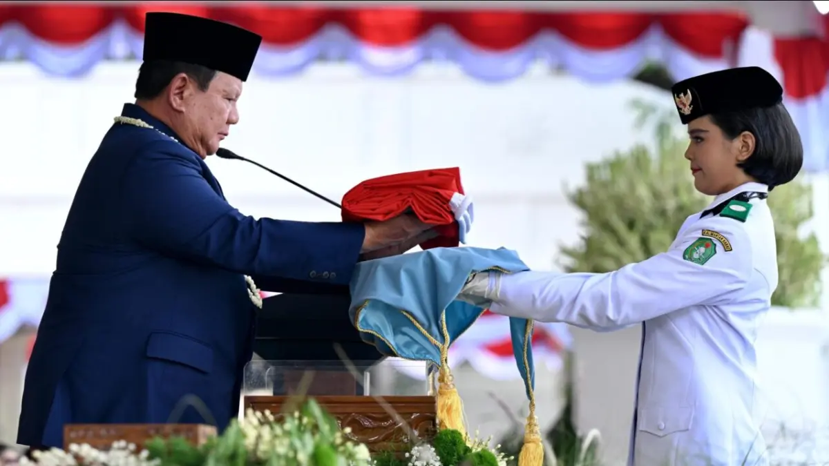 BENDERA PUSAKA: Presiden Prabowo Subianto menerima Bendera Pusaka dari Celine Olivia Apriani Theo dalam Upacara Peringatan Detik-Detik Proklamasi Kemerdekaan Republik Indonesia di halaman Istana Merdeka, Jakarta, Senin (17/8/2026).  (BPMI SETPRES/CAHYO)