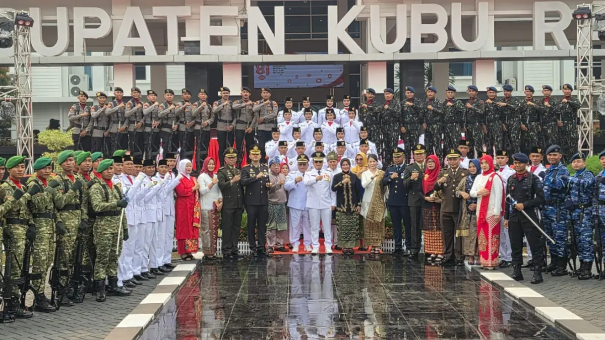 Bupati Kubu Raya Sujiwo bersama jajaran pejabat dan peserta upacara HUT ke-81 Kemerdekaan RI berfoto bersama usai upacara di halaman Kantor Bupati Kubu Raya, Senin (17/8/2026).