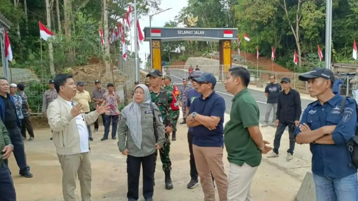 Bupati Sambas Satono saat meninjau Pos Lintas Batas (PLB) Temajuk di Kecamatan Paloh, Kabupaten Sambas.(ANTARA)
