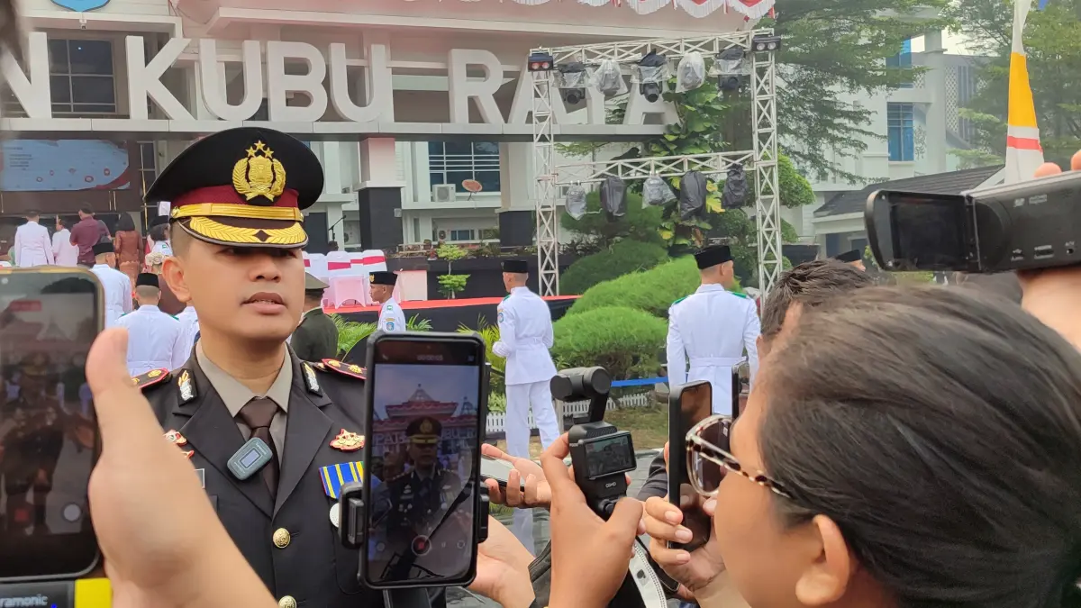 DIWAWANCARAI: Kapolres Kubu Raya AKBP Rensa S. Aktadivia saat diwawancarai wartawan usai Upacara HUT ke-81 Kemerdekaan RI di halaman Kantor Bupati Kubu Raya, Senin (17/8/2026).