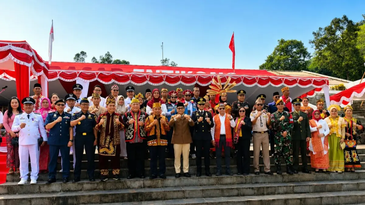 FOTO BERSAMA: Unsur pemerintah, TNI, Polri, pelajar, dan masyarakat berfoto bersama usai Upacara HUT ke-81 Kemerdekaan RI di Kecamatan Entikong, Kabupaten Sanggau, Senin (17/8/2026).
