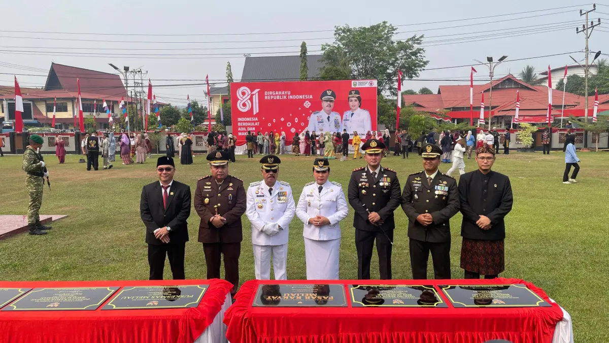 FOTO - Bupati Sanggau Yohanes Ontot bertindak sebagai Inspektur Upacara saat memimpin Upacara Penaikan Bendera Merah Putih dalam rangka HUT ke-81 Kemerdekaan RI di Halaman Kantor Bupati Sanggau, Senin (17/8/2026).(ISTIMEWA)&nbsp;