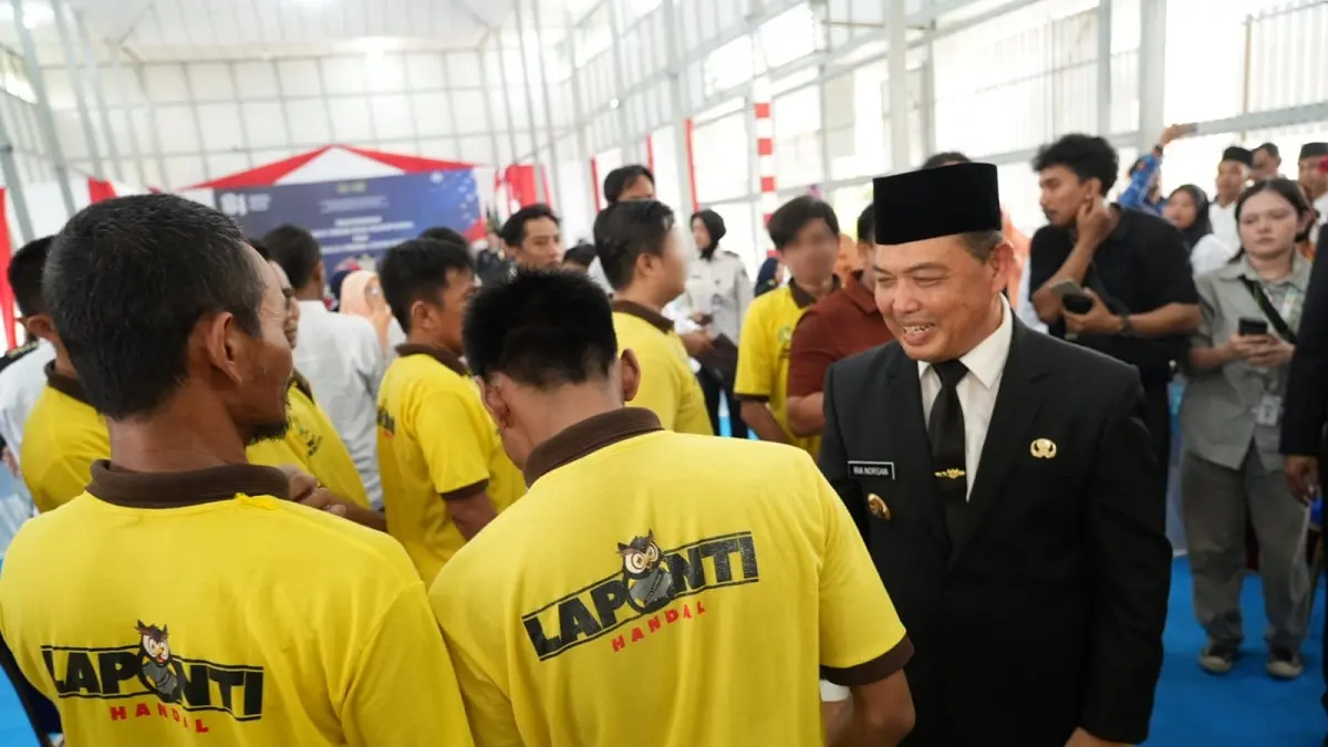 Gubernur Kalbar Ria Norsan menyalami para warga binaan usai penyerahan Surat Keputusan Remisi dalam rangka HUT ke-81 Kemerdekaan RI.(Adpim)