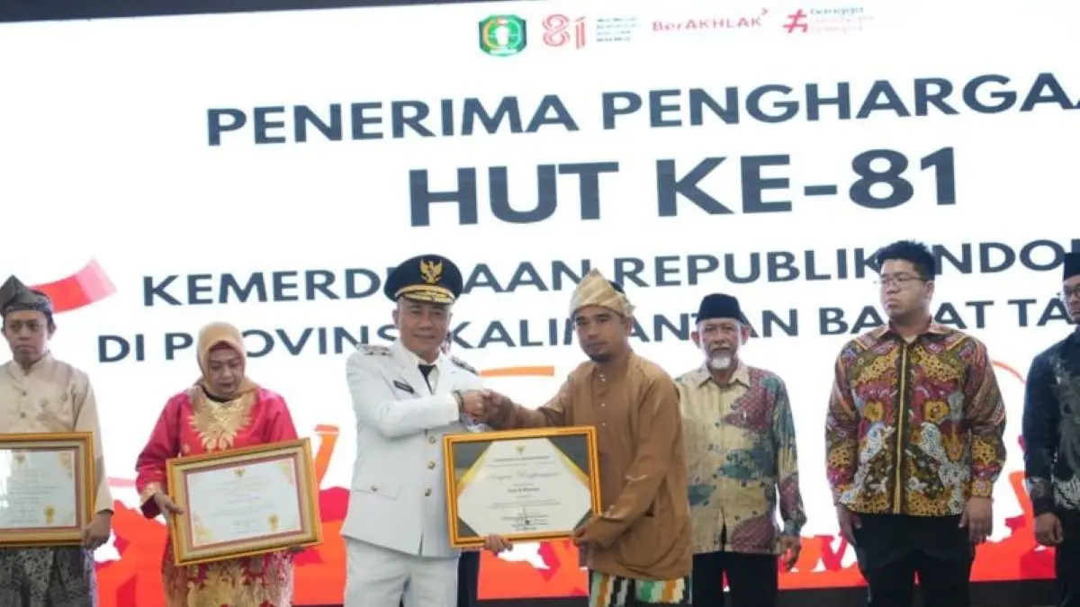 Inisiator Gerakan Tanam Kopi Liberika Sendoyan dan hilirisasi produk lada di Kabupaten Sambas, Dedi A. Khansa, menerima penghargaan dari Gubernur Kalimantan Barat. (ANTARA/Rendra Oxtora)