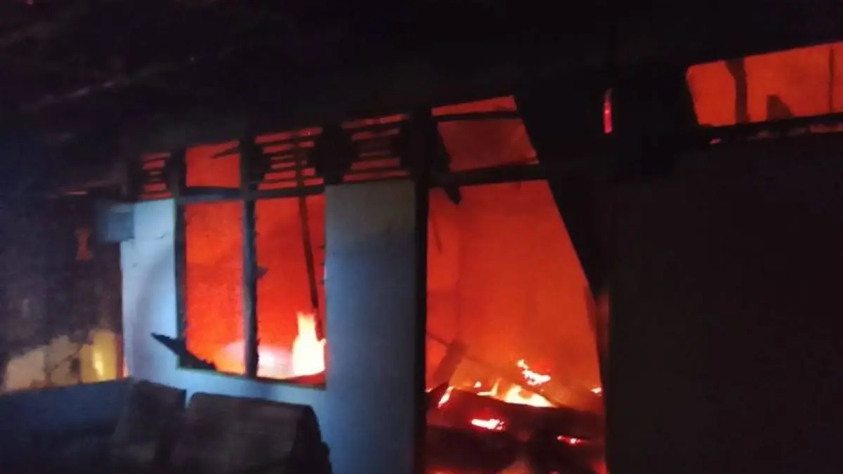 Kebakaran rumah di Jalan Tama, Gang Cichong, Kelurahan Roban, Kecamatan Singkawang Tengah, Kota Singkawang, Senin (17/8). (Antara)