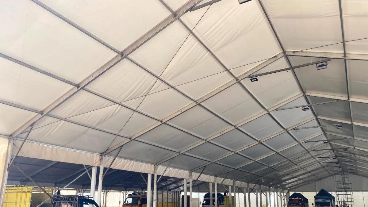 Pekerja mempercepat pemasangan tenda roder untuk persiapan Muktamar Ke-35 NU di Lapangan Untung Suropati, Tambakrejo, Jombang, Senin (17/8).