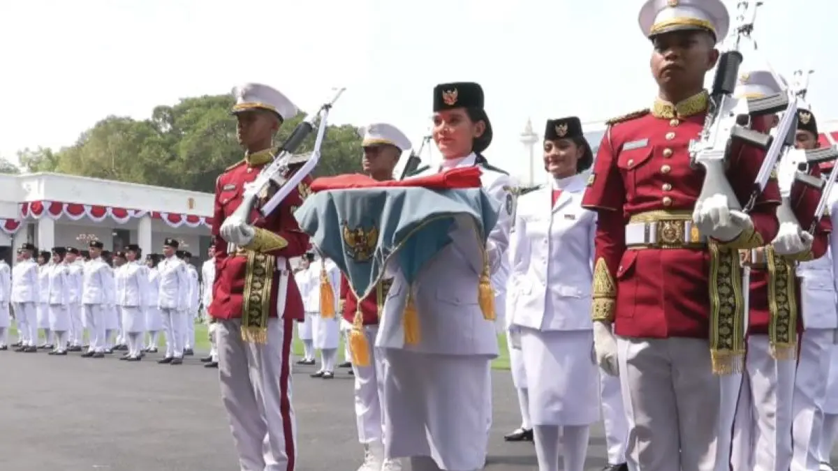 Tangkapan layar - Perwakilan Paskibraka dari Kalimantan Barat, Celina Olivia Apriani Theo (tengah) membawa baki bendera Merah Putih dalam Upacara Peringatan Detik-Detik Proklamasi Kemerdekaan Republik Indonesia di Istana Merdeka, Senin (17/8/2026). (ANTARA)