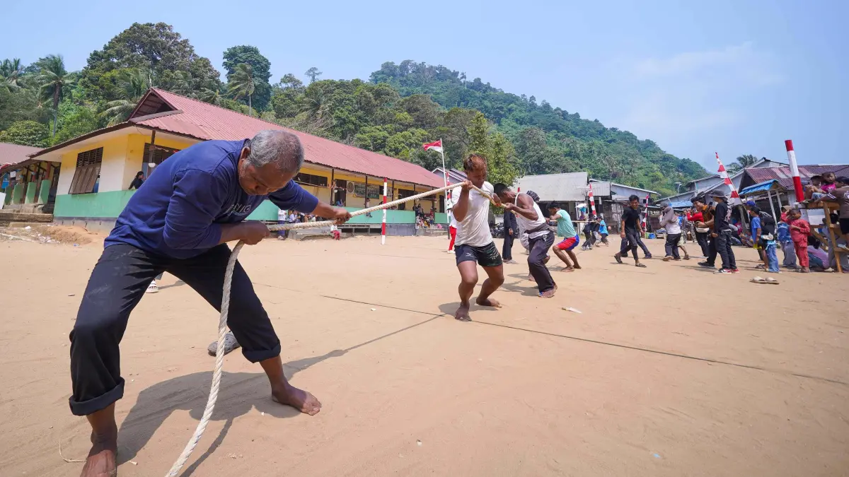 TARIK TAMBANG: Warga mengikuti lomba tarik tambang dalam rangkaian perayaan HUT ke-81 Kemerdekaan RI di Desa Pelapis, Kecamatan Kepulauan Karimata, Kayong Utara.